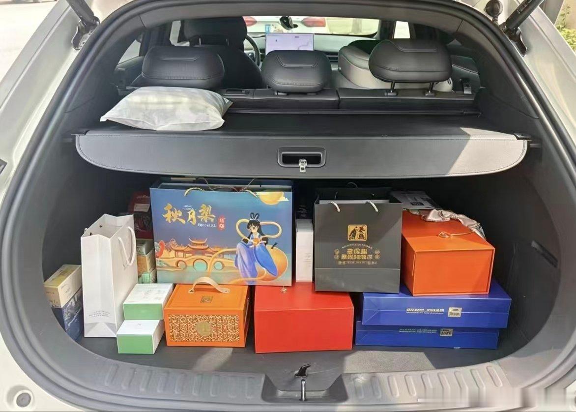 中秋佳节，出门在外的游子，归家心切，开着深蓝S05，后备箱载着满满的礼物，也是想回家的证据，花好月圆，中秋，回家，想念家人。深蓝S05带我回家。#深蓝车友会# ​