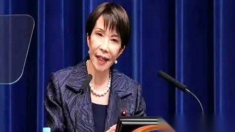 日本首相高市早苗在10月中旬的国会会议上，公开推荐上千万人追更的电视剧《Vivant》第二季。
剧中把切指和刺穿腹部的手段安在中方人员身上，而这恰恰是当年侵华日军自己的罪行。
剧中日本自卫队情报人员乘飞机逃离时喊西方碾碎对手的情节，至今还在TBS电视台黄金档正常播放。
一部电视剧，怎么就非得闹到严肃