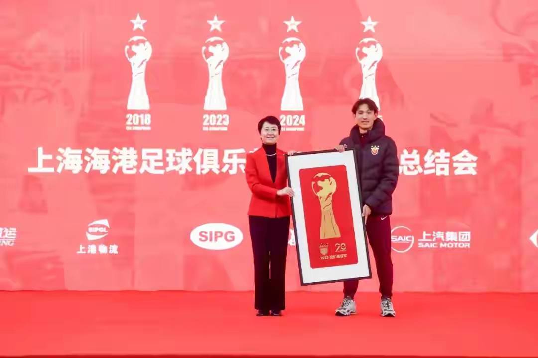 上海的两支职业足球队里，唯有海港队，真正让上海足球在中国足坛站稳了一席之地。不管你是否认同，这都是摆在眼前的客观事实，至少从2023年到2025年，完全称得上是海港的统治期。今年的阵容与战术调整，正是为后续冲击队史第五座顶级联赛冠军铺路。不止于冠军的荣光，不止于二十年的深耕，海港始终踏实地向前迈进，