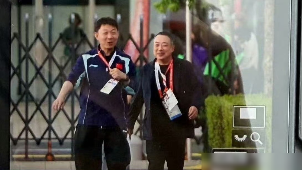 刘国梁站在名古屋看台底下，跟王可边走边聊，旁边就是亚运会的乒乓赛场。镜头拉近，他脸上全是笑，一点不藏。
这画面，直接把之前被带走的传言给碾碎了。他现在的身份是国际乒联第一副主席，不是国乒领队，不碰排兵布阵，就是来干国际事务的。可人往那一站，球迷先炸了，说看见他心就稳了一半。
有意思的是，一线带队