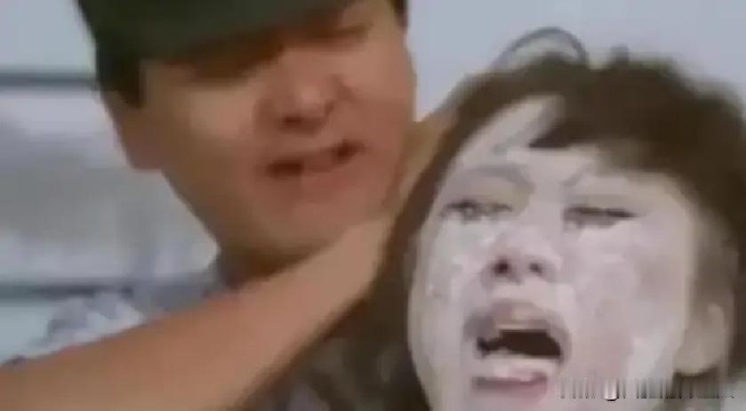 1987年，利智在拍摄时，被周润发一脚踹进玻璃渣里，后来在杀青宴上，周润发又悄悄拿着吃剩的蛋糕，直接拍在她脸上，现场的人都在笑，只有张国荣安慰了她两句。
 
奶油黏在睫毛上，视线有点模糊。利智接过手帕，低下头慢慢擦脸。张国荣已经转身走开了，好像什么都没发生过。
 
“发哥真是的，玩这么疯。”旁边有人