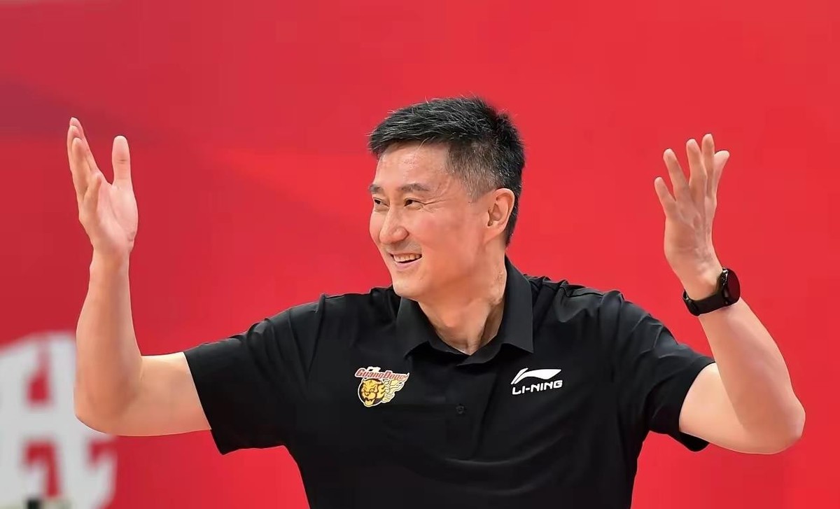 千万年薪，签到2028年，体总特批。这合同摆在桌上，杜锋愣是没签。
2022年秋天，篮协诚意拉满，拟了一份均薪千万以上的长约，专门向体总打了报告申请特批。但同期李铁事件爆发，体总出台硬规：国家队主帅必须专职，不能兼任俱乐部职务。杜锋跟广东还有合同，面前只剩两条路：留广东，或者去国家队。他选了前者。姚