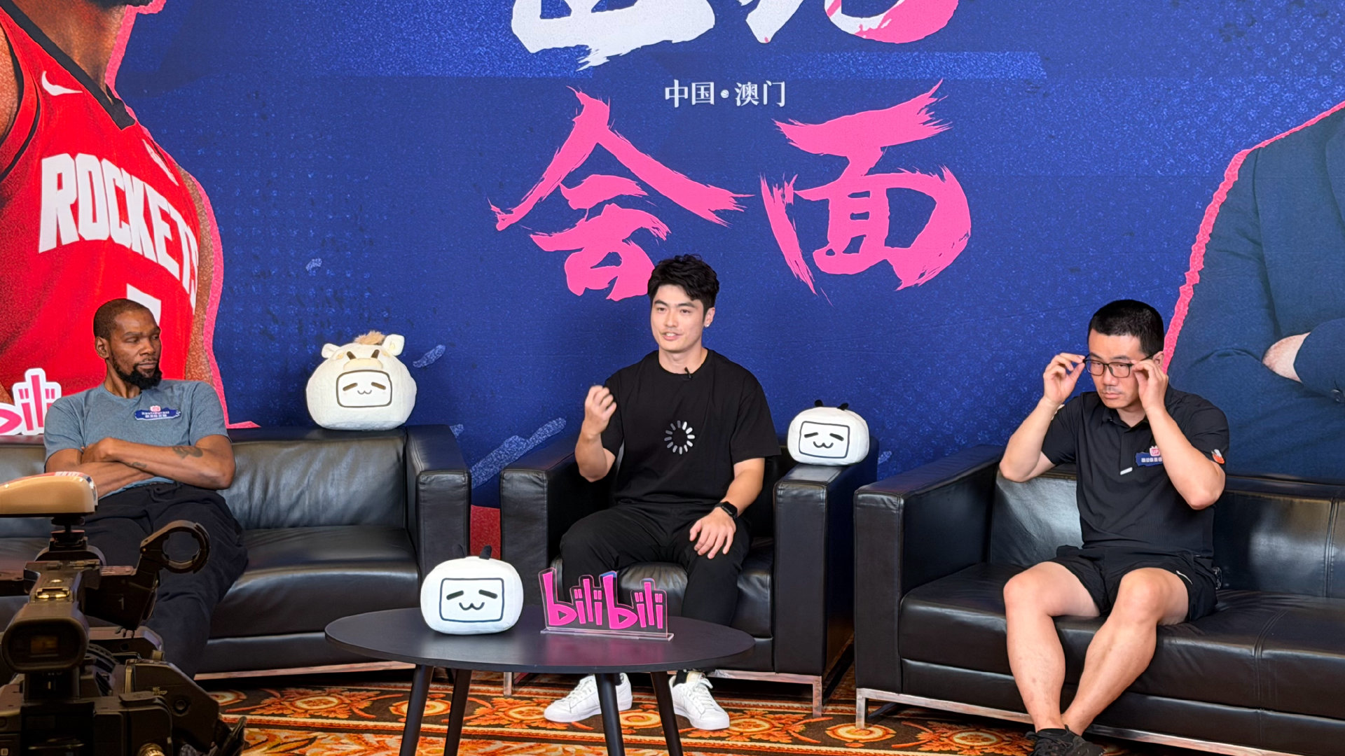 🐳：如何看待老1.5？
杜兰特：我不在乎外界怎么说，我每场打40分钟，得35分，我想什么时候出手都可以，这就是老子的地位！ #杜兰特徐静雨世纪会面# ​