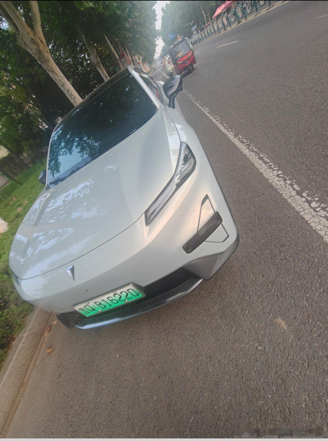 脑子还没反应过来，车子已经"嘀嘀嘀"响了几声，随后一股大力把我往前拽，安全带勒得肩膀一紧。眼看着车头就要贴上去了，S05愣是稳稳地停在了前车后面不到半米的地方。我手心全是汗，后背也湿了一片——这脚刹车，比我自己的反应快多了。从那以后，每次过路口我都踏实不少。#深蓝车友会# ​