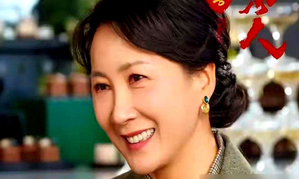已婚男星把胳膊搭在穿露肩裙的女星肩上，这动作换别人早被骂上热搜了，但放郭京飞身上就是老友记。

金鹰奖散场，双双陪跑的郭京飞和蒋欣一路说笑往外走。蒋欣穿露肩黑裙和平底鞋，郭京飞胳膊搭上去时，逐帧看细节：手指基本全悬着，仅拇指轻轻碰了下肩头。这两人认识十几年合作一堆戏，私下互叫哥们儿，硬是把颁奖礼走出