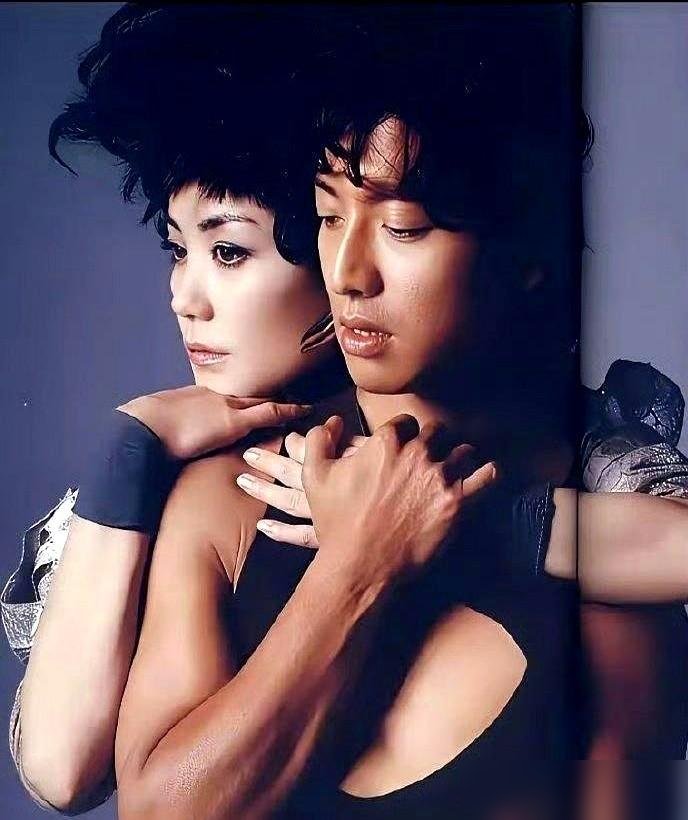 王菲当年搂着木村拓哉拍的那组《2046》写真，谁看谁迷糊。眼神拉丝，肢体交缠，像极了热恋。
结果写真刚发出来没几天，木村拓哉扭头就官宣娶了工藤静香。连个缓冲都不给。
现在回头看，戏是戏，人是人。木村拓哉跟工藤静香过了二十多年，俩闺女都成年了。今年他54岁，发新专辑《Checkpoint》，开人生