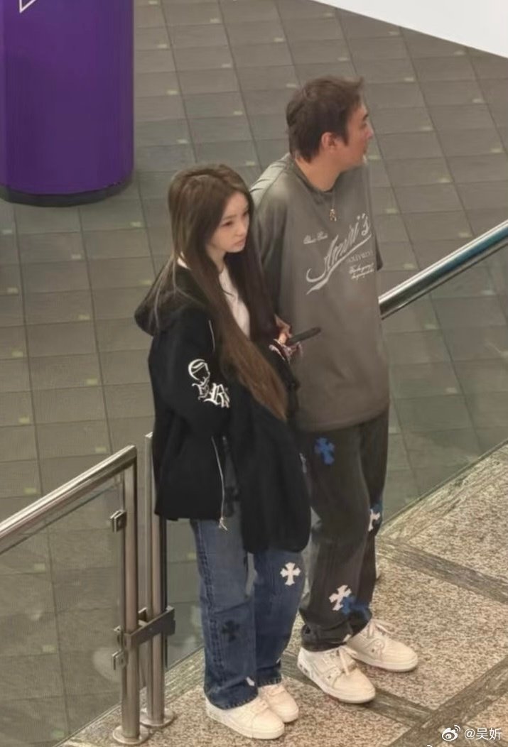 孙宇晨锤景甜失败之后，这位男人被拉出来对比了。跟他谈过的网红大部分不仅不退款，都还助她们飞升了。（张予曦，甜仇） ​