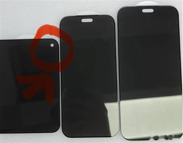 #iPhoneUltra正面首次曝光#iPhone Ultra首款不搭载Face ID的高端iPhone。由于取消了Face ID模组，iPhone Ultra也一并放弃了苹果坚持多年的药丸屏形态，转而采用与安卓阵营类似的单挖孔前置方案。

内屏的前置摄像头位于右上角，外屏的前摄则置于顶部居中位置，正面形态与当下的安卓旗舰几乎如出一辙。 ​
