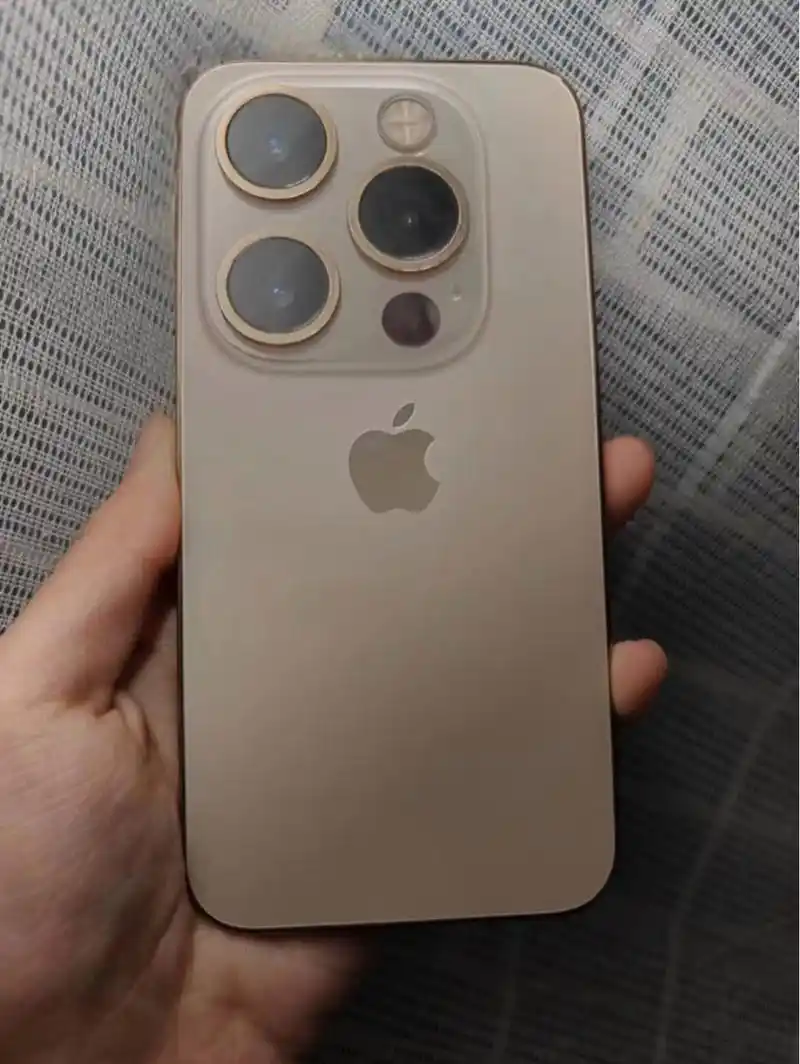 “根本卖不动”，杭州数码店老板一句话，把iPhone 18 Pro的尴尬摆上了台面。
 
10月19日，中国蓝新闻记者走访杭州数码市场，店主汪先生直言，iPhone 18 Pro和18 Pro Max销量表现一般，远不如去年iPhone 17系列火爆，销量下降近四成。
 
与此同时，iPhone D