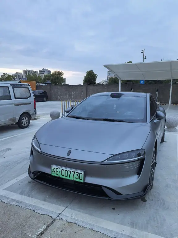 这么好的车，为啥没人买呢｜智界S7
一直很好奇，智界S7明明是一台实力很强的纯电轿跑，为什么路上能见度不算高。亲自开过之后，更觉得可惜。800V高压平台，快充效率很高，补能不用久等；华为ADS智驾上手简单，高速、城区路段都稳，长途开车大幅减轻疲劳。底盘调校兼顾舒适与操控，过弯扎实，滤震柔和，鸿蒙座舱流畅丝滑，车机交互顺手。溜背轿跑造型颜值在线，动力随叫随到，静谧性也做得不错。
可能很多人不了解这台车，或是被网上零散评价影响，试驾这一步直接跳过。只有真正坐进车里跑一段，才能体会到它的好。不是车不行，只是懂它的人还不多。如果你正在看20多万的纯电轿车，一定要亲自试驾智界S7，别仅凭传闻就错过一台好车。
#智界S7 #鸿蒙智行 #新能源汽车#智界汽车#智趣同行#我与智界的日常瞬间
