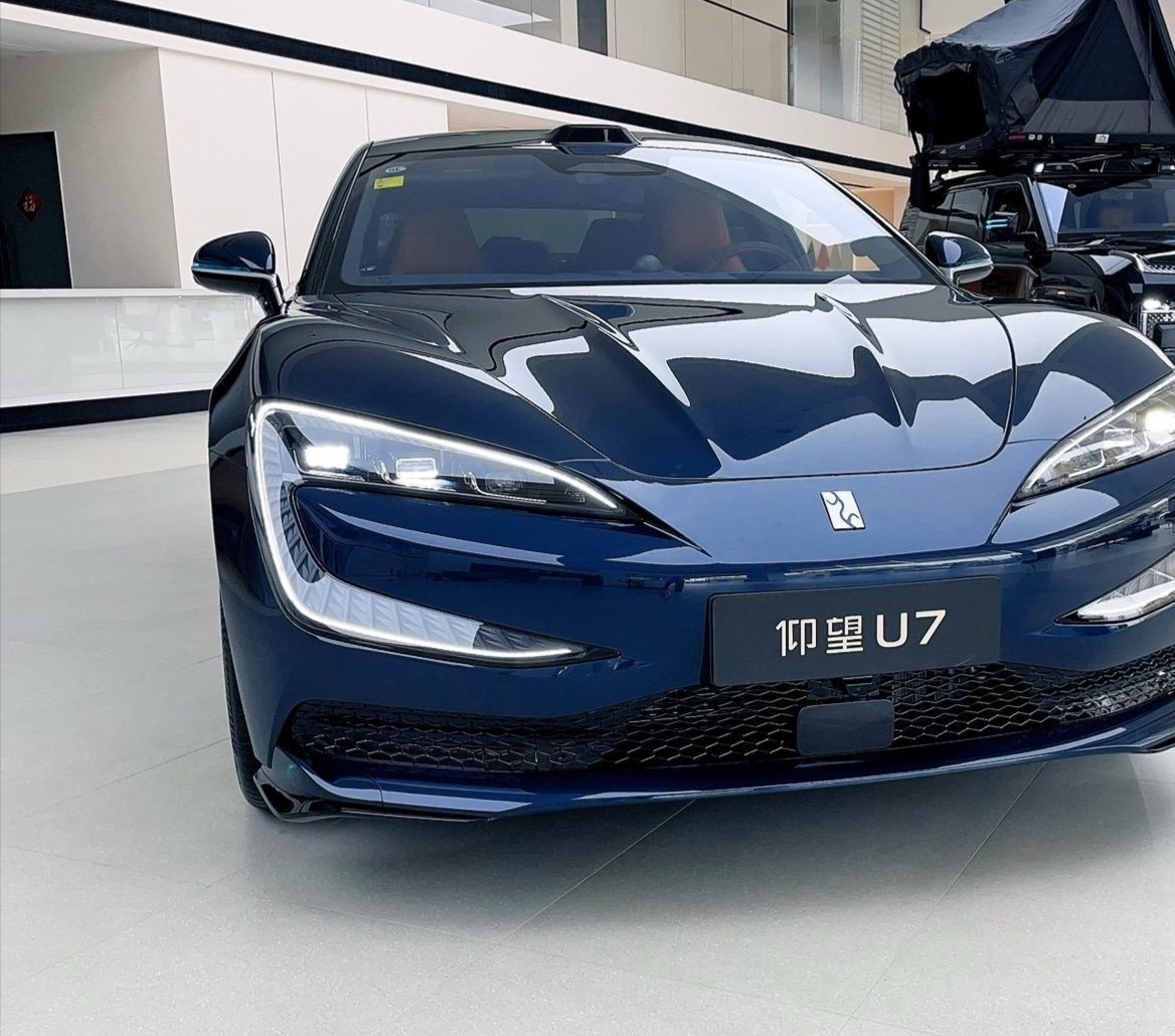 试驾仰望U7 EV：马力只是谈资，底盘才是真相
参数表上的数字只是纸面功夫，开起来才见真章。这次通过本地仰望中心的试驾活动，重点体验了仰望U7 EV的动力响应与底盘表现，试驾车辆为4S店提供的试驾车，路线覆盖城区拥堵路段与一段快速路。
起步阶段的调校让人意外——电门前段并不窜，低速蠕行细腻平顺，对初