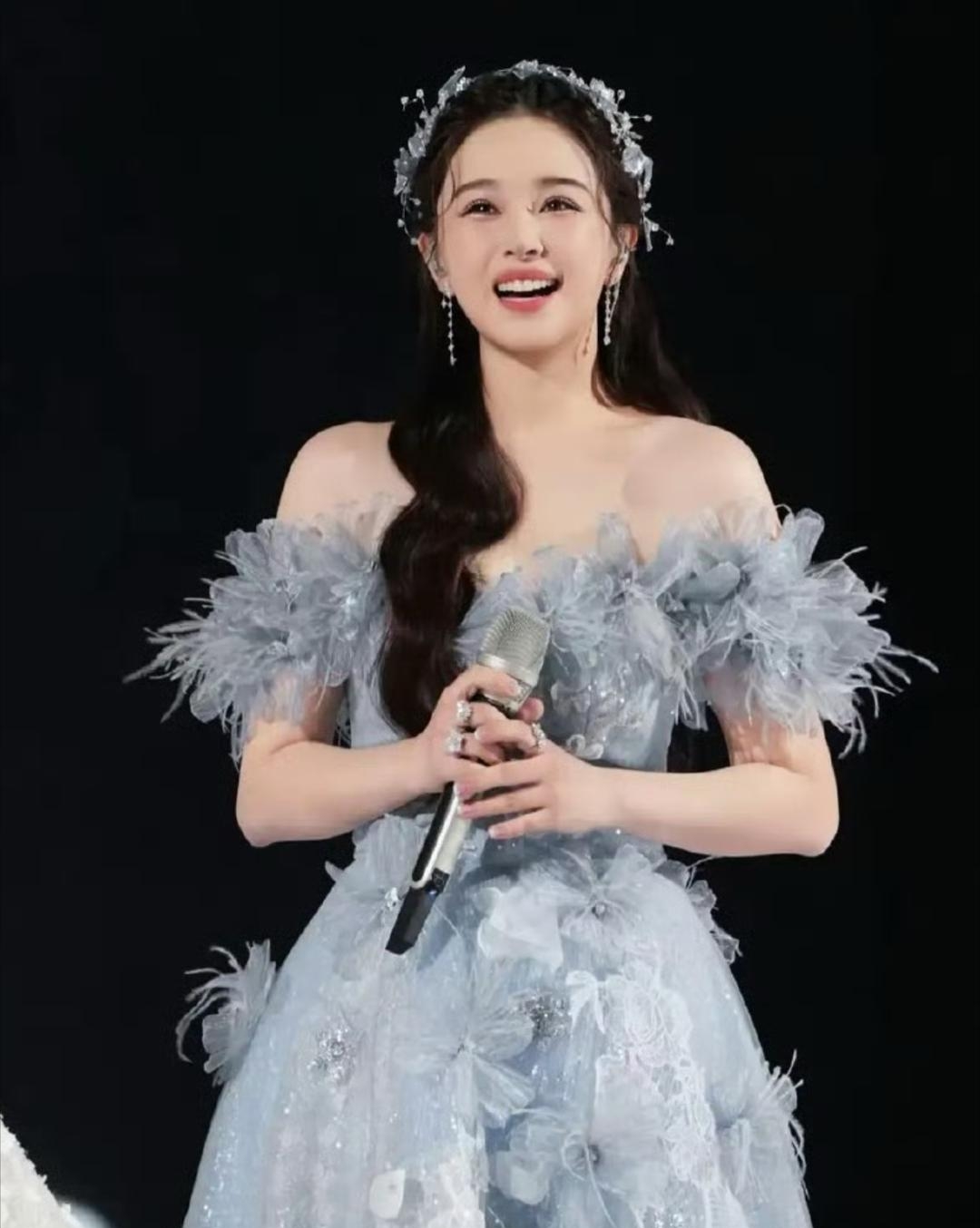 阚清子打算再度回家备孕，录完《浪姐》之后暂时不会安排工作。其实当初她出来打拼，丈夫原本并不太赞同，只是见她整日在家郁郁寡欢，才松口暂时应允了她的想法。
如今阚清子的状态回稳，心里的疙瘩也彻底解开，生养孩子就成了接下来的头等大事。嫁入豪门往往意味着要放下部分自我，先完成生育的任务，才有资格谈后续复出工
