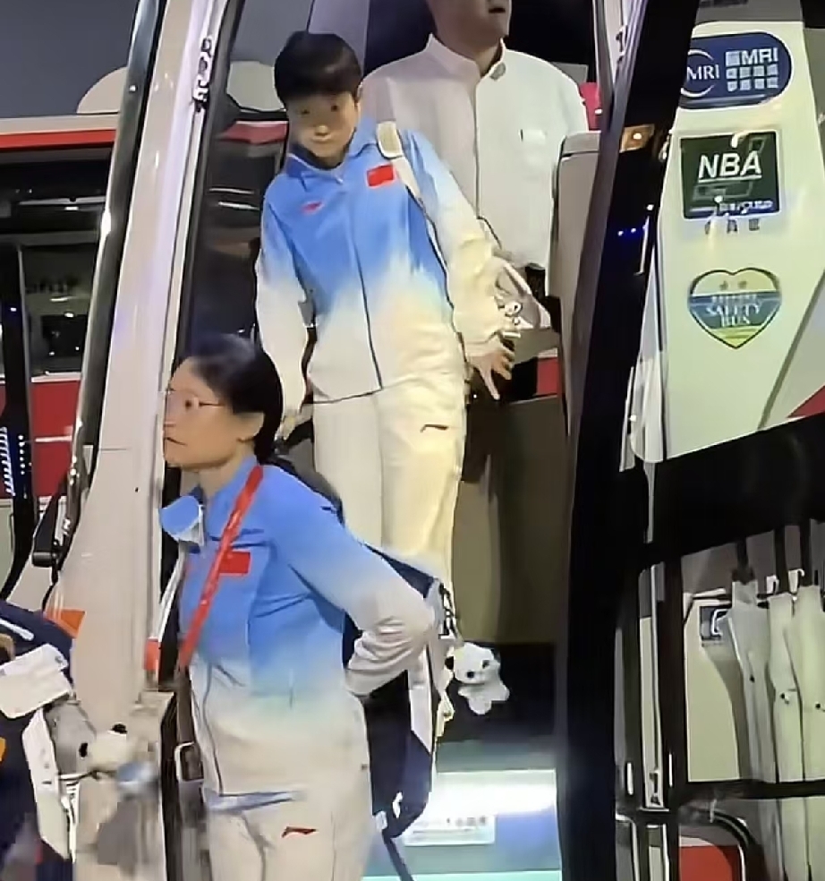 丫的，日本这亚运会也办得太离谱了吧！
中国多支代表团抵达名古屋4小时未得到妥善安排，体操队滞留机场，国乒从早上5点多出发，到下午还没吃上饭。

据知情人透露，国乒中午12点到的日本，这会天都黑了，才送到住的地方，小日子这事办得也太不地道了。

运动员哪是去比赛，分明是去渡劫的。听说还有多国运动员吐槽