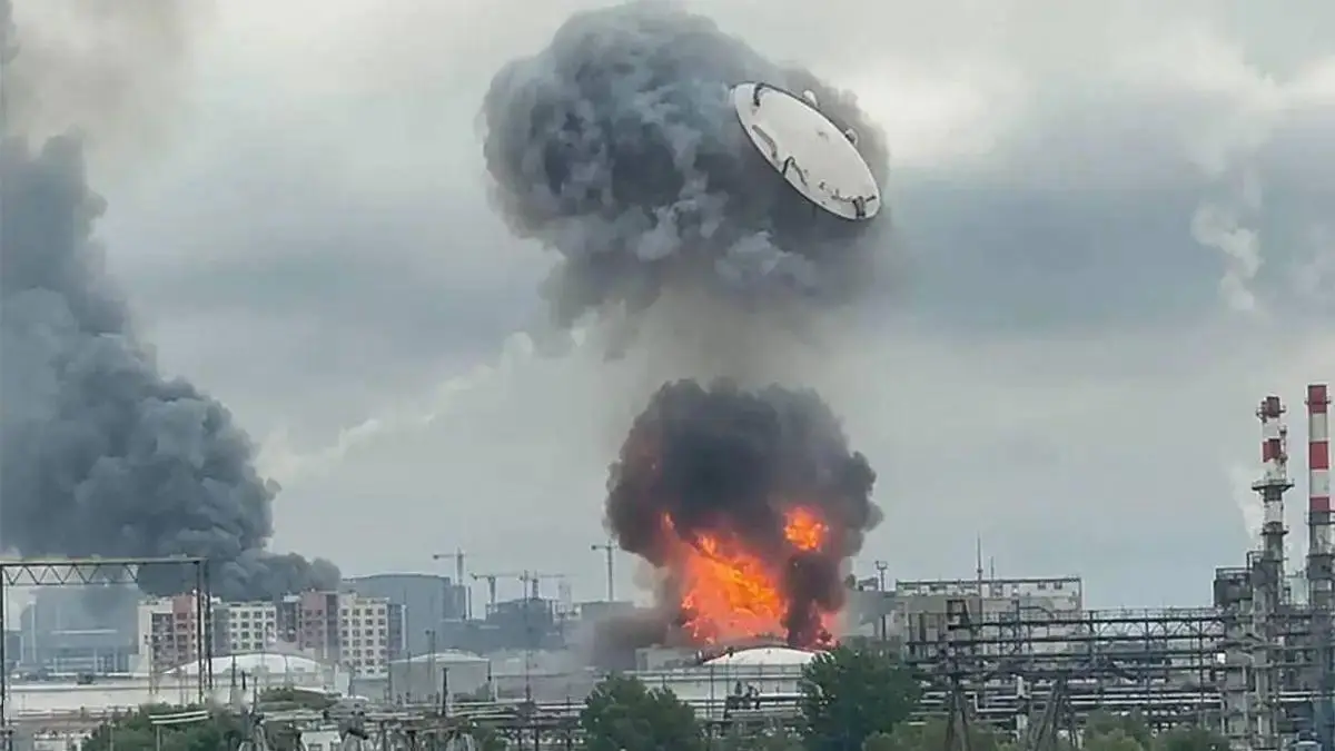 普京这回该睡不着了。乌克兰几架廉价无人机就炸穿了莫斯科离克宫15公里的炼油厂，号称固若金汤的防空网，连个低成本小目标都拦不住。
 
卡波特尼亚这个名字，今年第三次出现在战报里了。
 
六月炸了两次，俄方轻描淡写说是偶发事件，没什么大不了。九月再炸一次，火情更大，这回再说偶发，自己都不好意思开口。
 