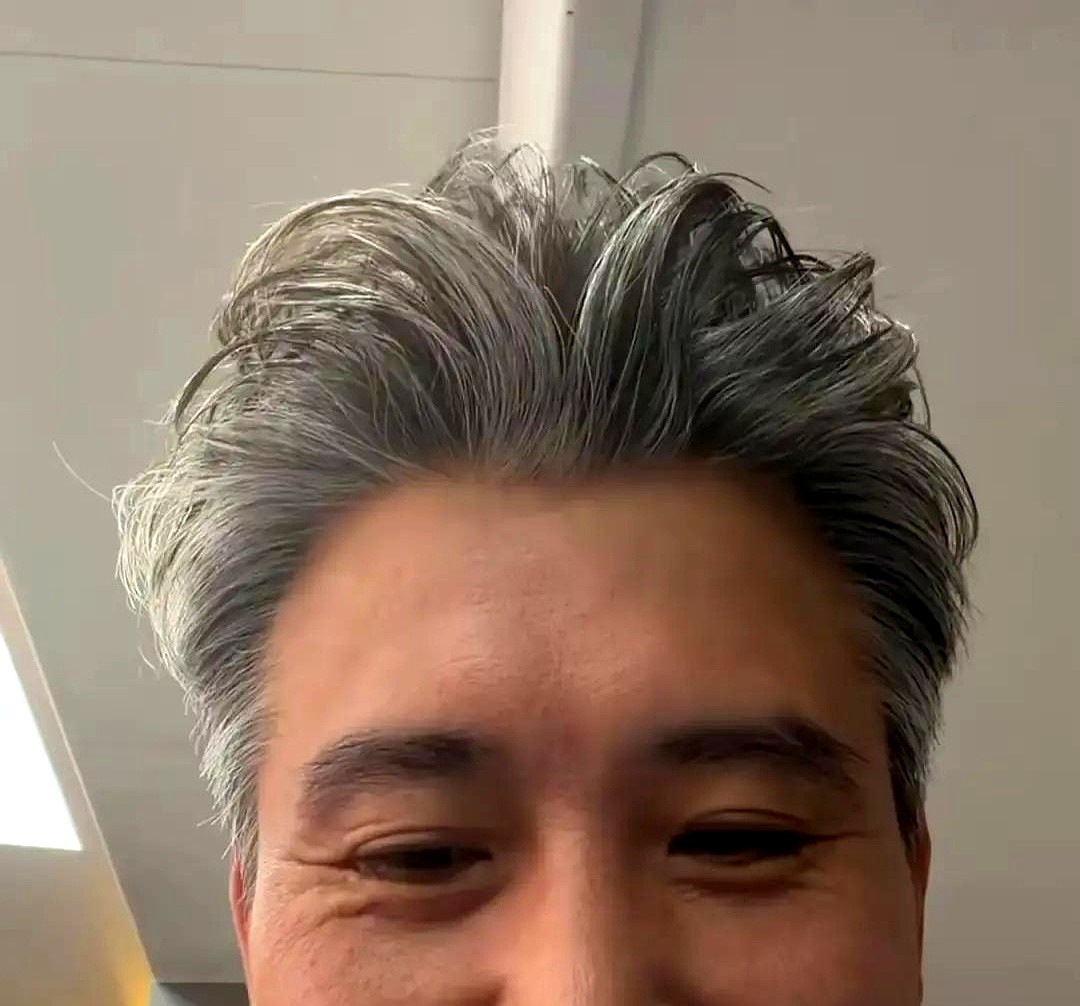 李乃文在《五哈》里笑得后槽牙都露出来了，弹幕却在喊求你快回剧组吧。

以前找他上综艺，他摆手拒接，死守演员包袱。直到陈赫把他拽进真人秀，这大哥直接把深沉人设扔进水沟，彻底放飞自我。

有人急了，怕他综艺上多了，以后演狠角色观众会出戏。其实真没必要替他操心。剧组连轴转几个月，每天紧绷神经背词走位，换谁