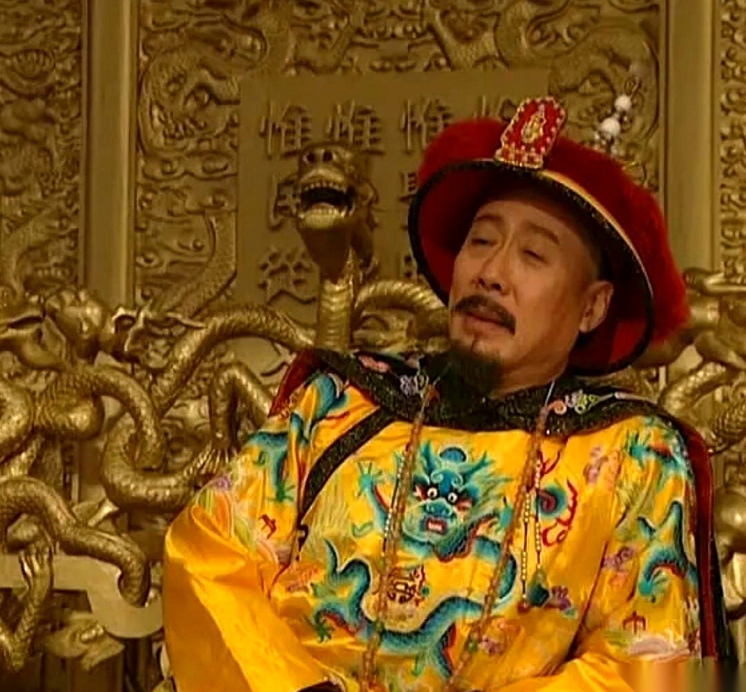 康熙直接从御座上冲下来，亲手拉扯并严厉斥责大臣马齐。
起因是百官集体推举八阿哥允禩当太子，完全无视了他预先给出的警告。
演员陈道明和焦晃的演技差异，需要用《清圣祖实录》里的这段记载来做评判标准。
咱们小时候看《雍正王朝》，总觉得焦晃老师演的那位皇帝简直绝了。那种深深的疲惫感，那种面对底下人争权夺势的