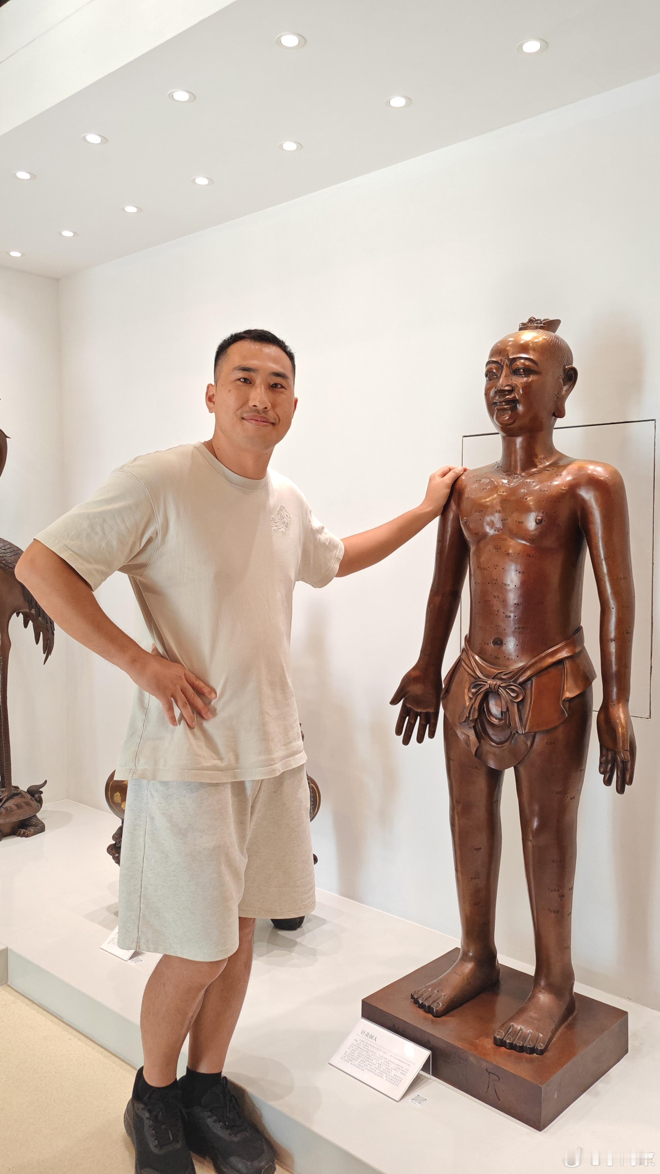 在开封博物馆，和河南华夏青铜艺术博物馆，都看到了这个北宋针灸铜人，当然...