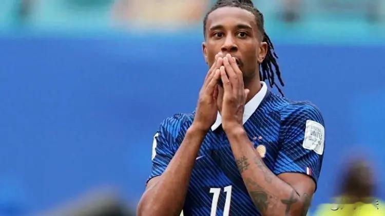 世界杯7次助攻创历史！法国新魔术师奥利塞是什么来头？
 
提起2026美加墨世界杯的法国队，除了姆巴佩，还有一个名字不得不提——迈克尔·奥利塞。
这届大赛他没有收获一粒进球，却送出7记助攻，一举打破贝利保持多年的世界杯单届助攻纪录，成为历史上单届世界杯助攻最多的球员 。
 
奥利塞出生在伦敦，手握三