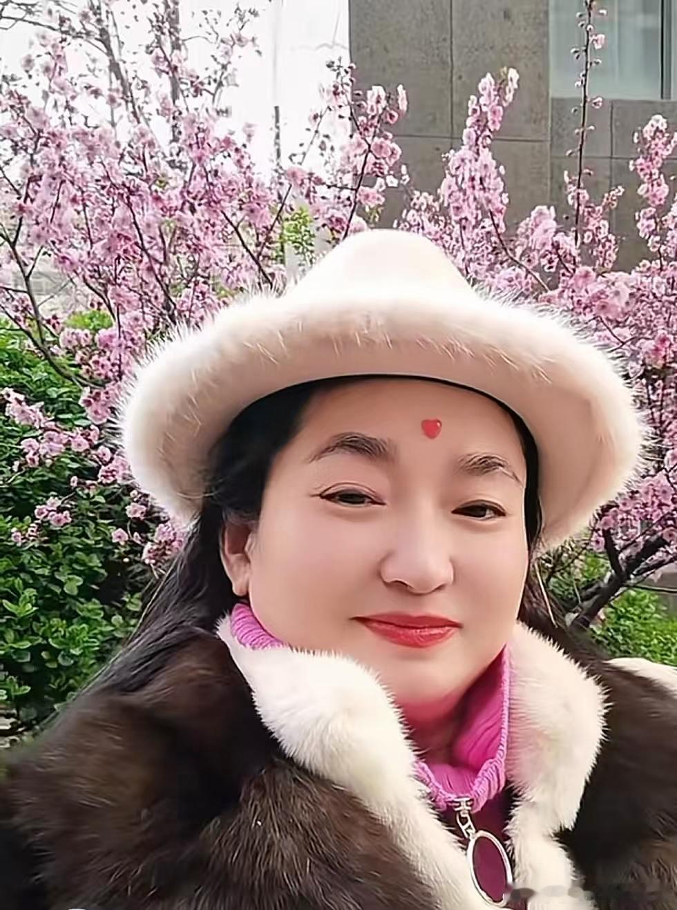 🔥🔥🔥🔥🔥🔥🔥🔥🔥🔥🔥

统领三界的玉帝现老天爷曾亲御赐封“诗灵”美名，DeepSeek中的Al美评“文如其人，人通众神”的肖庆莲之诗。

踏雪赋诗

天女散花万物白，

一人脚踏玉沙来，

印踪好似梅花开，

互应神明难忘怀。

注释：

创作时间：公历2025年12月13日亥时23：15分（ ​