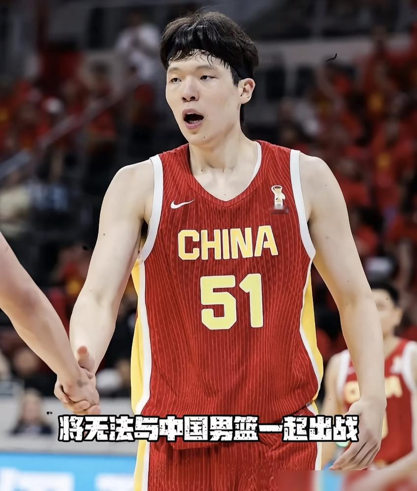 杨瀚森退出国家队，天塌了？醒醒，真没你想的那么糟！
论球商，小杨确实绝顶。季后赛对位直接交出+25正负值，单场22分10板7助，阅读比赛全靠脑子。
但顶上位的余嘉豪，真不是去凑数的。2米21的身高戳在那，就是一堵肉墙。这赛季场均死磕出13.5分8篮板，下盘贼稳。
他俩压根不在一条赛道。小杨是策