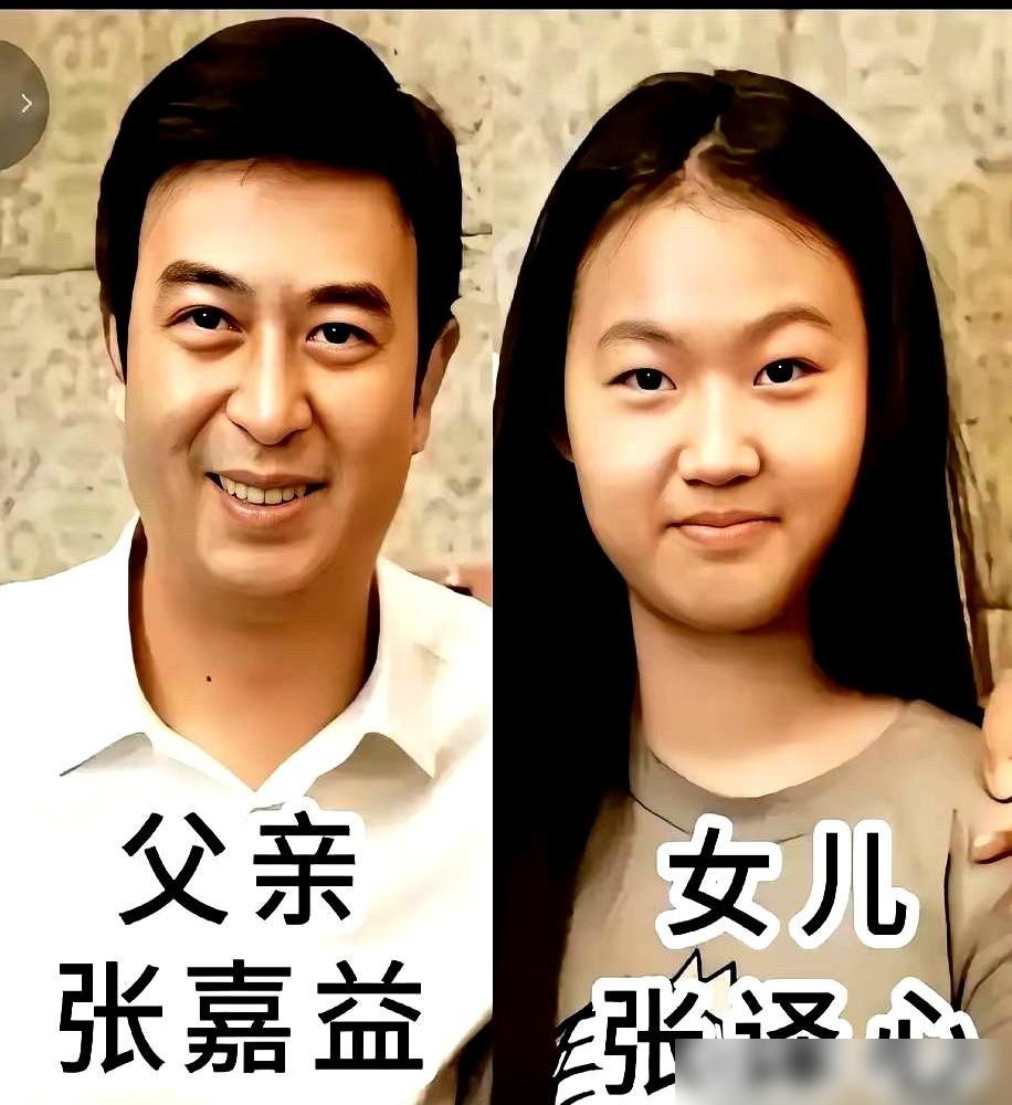 张嘉益闺女毕业了，没进组，没热搜，没通稿。就一张路人拍的合影，扎人堆里找不着。
那边《主角》刚在央视杀疯了，收视率干到3.9，他演个敲鼓的，全组拉到陕西村里蹲着，一口西安话，央视夸他“眼泪比台词有劲”。这边亲闺女张译心，悄没声毕业了。陈道明女儿陈格更绝，从场记干起，一干好几年。
张嘉益自己一身病