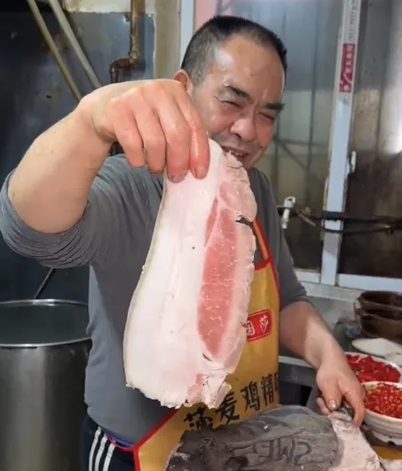 3片回锅肉卖105 是特色价还是宰客？

这波天价回锅肉上热搜，说到底是普通人下馆子最关心的问题：钱花得值不值，有没有被坑？
第一，商家摆了五档不同价位的回锅肉，从10块到35块一片全明码，消费者自主选，没有强塞天价菜，一上来就骂宰客没必要。
第二，贵的单片就七八两，一头四五百斤的猪没几片这个规格的
