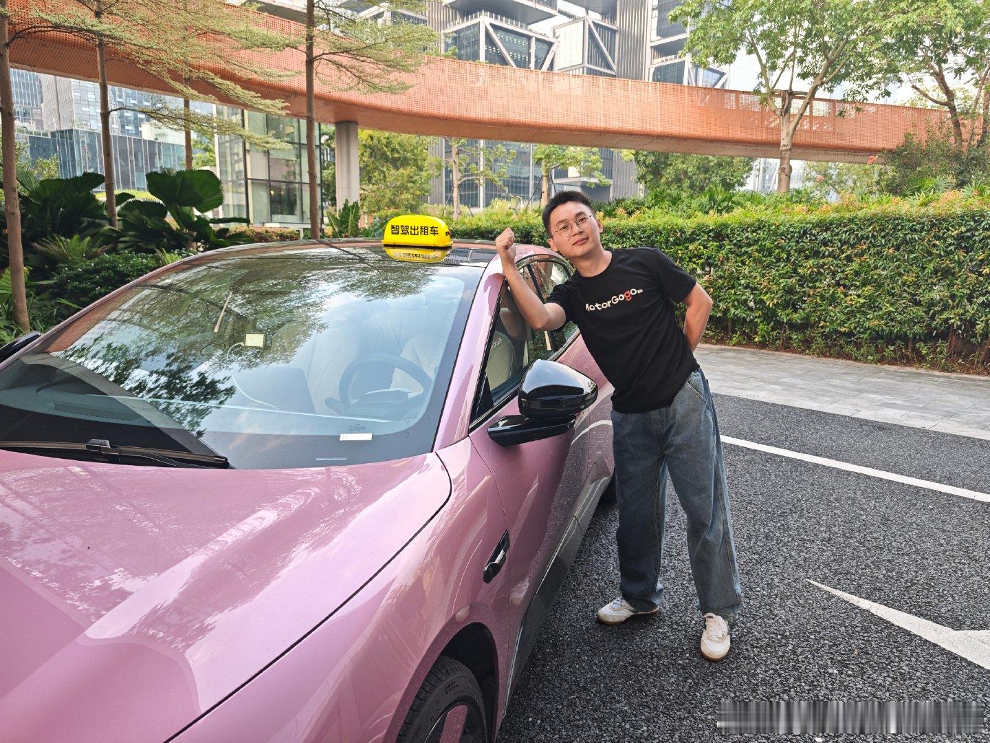 哈哈哈哈哈哈哈哈这司机，爆闪出租车

​