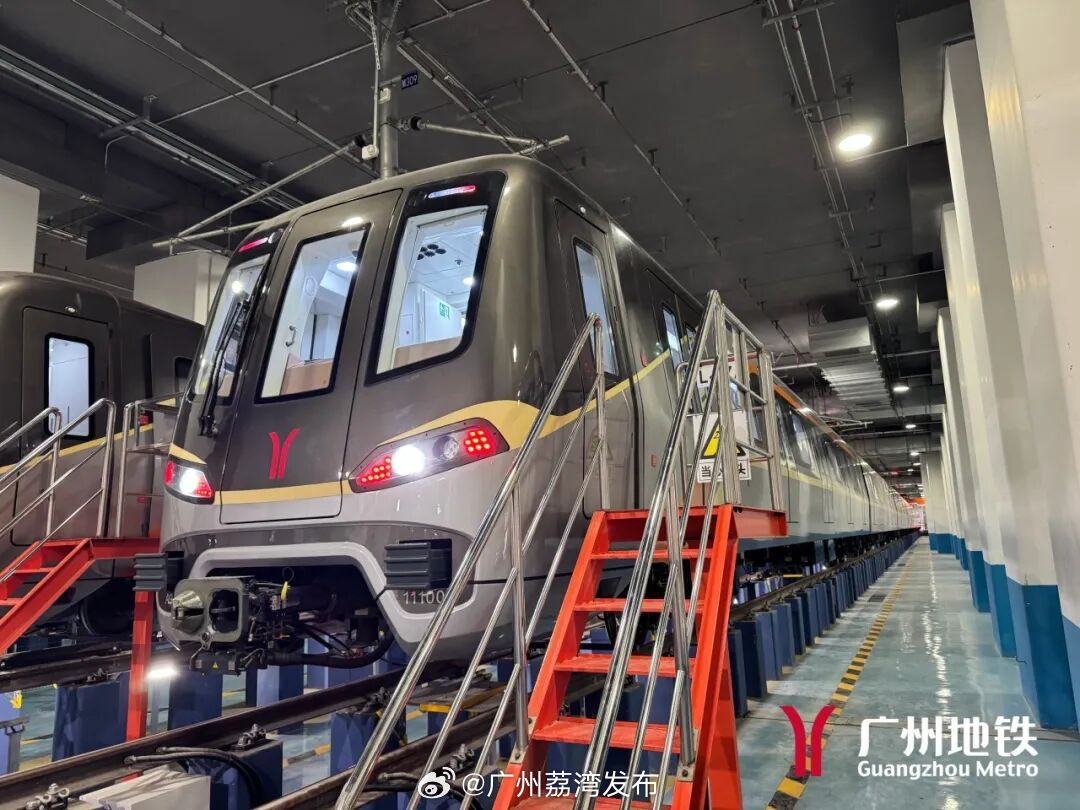 荔湾播报【广州地铁11号线，全新升级！】近日，搭载国产自研新型电气牵引...
