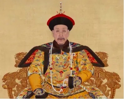乾隆：亲手把大清推向巅峰的人，为何也成了“由盛转衰”的起点？

在清朝历史上，乾隆皇帝是一个极具争议的人物。

有人认为他文治武功极盛，是“康乾盛世”的集大成者；也有人认为，大清后来的衰落，其实从乾隆晚年就已经开始埋下隐患。

这种评价上的巨大反差，让乾隆成为中国历史上最复杂的皇帝之一。

因为