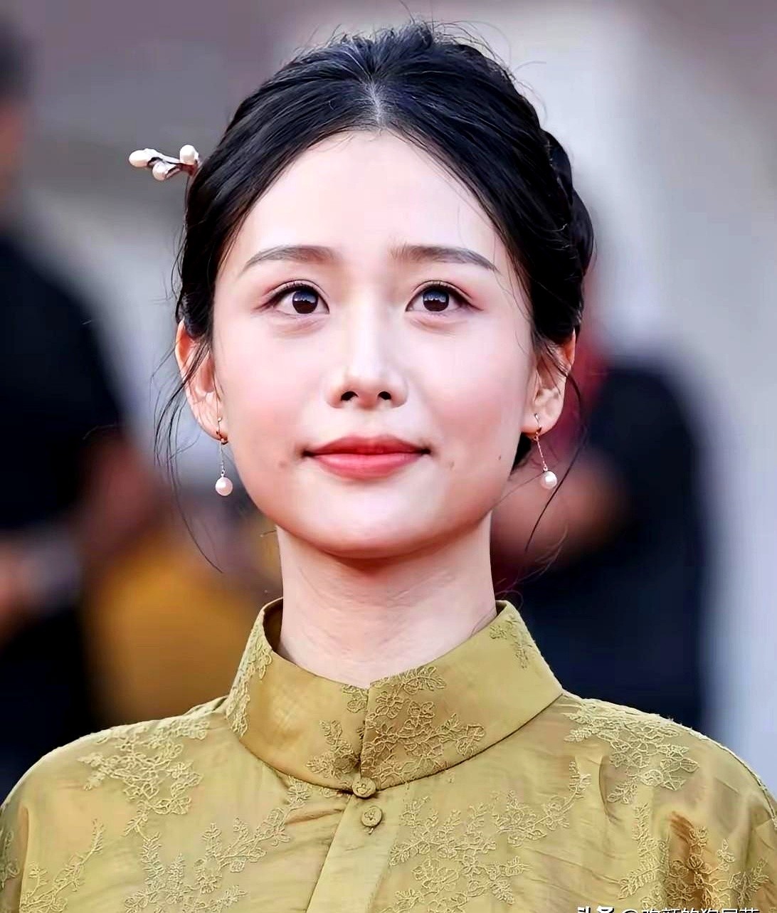 王晓慧确实辟谣了没领证，但你们仔细看，她可没说自己没办酒席。

了解潮汕习俗的都知道，那边基本上都是先办酒席，后面再去领证。

这几天网上一堆人盯着她的婚姻状况扒。其实演员对她来说就是一份工作，公众人物也有权利保护私人信息。订婚也好，结婚也罢，这都是她自己的事。

天天盯着别人私生活查户口，这算不算