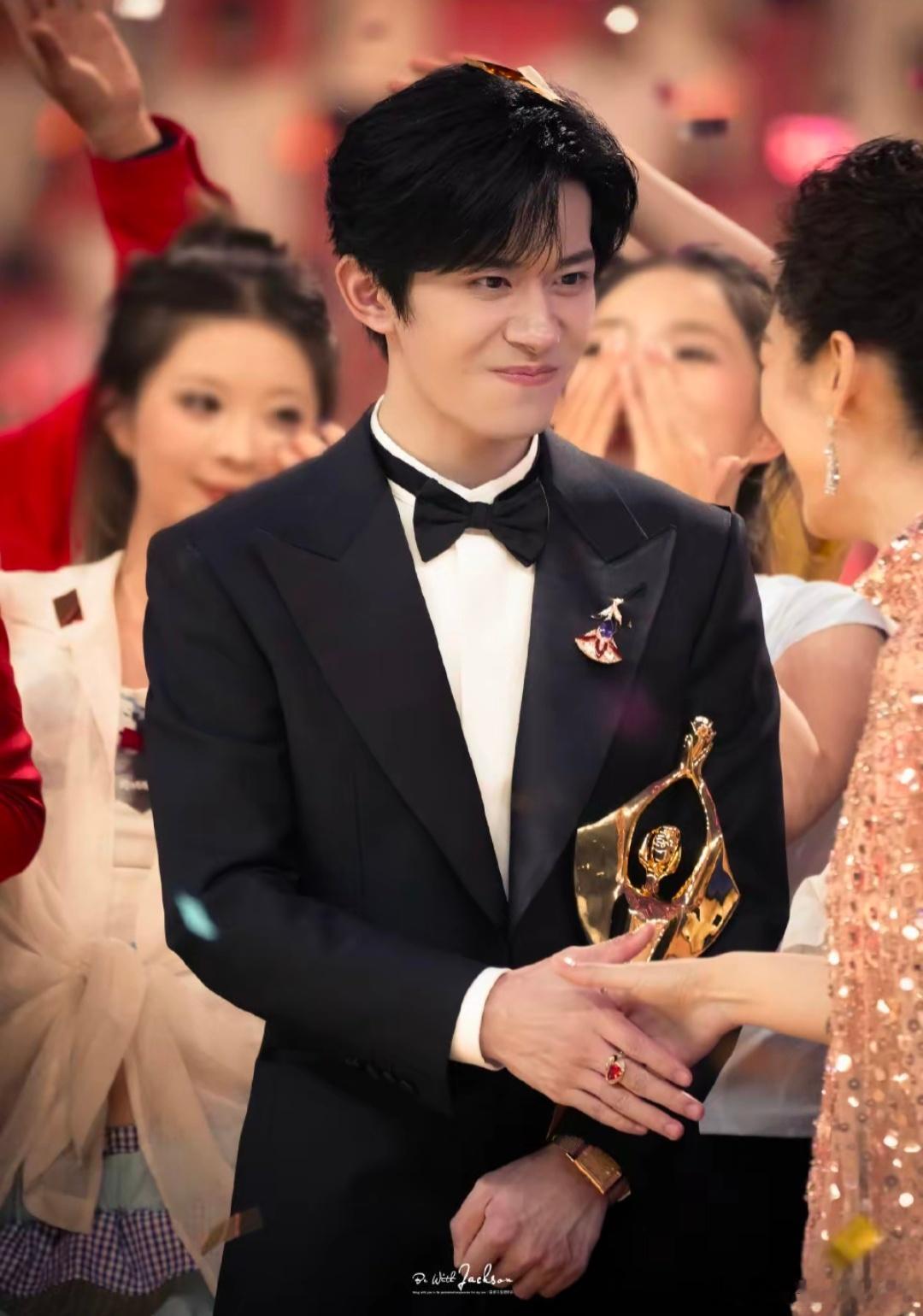#华为pura90系列全球代言人易烊千玺#      ✨
#易烊千玺千问品牌全球代言人#       ✨

希望你继续兴致盎然地与世界交手，一直走在开满鲜花的路上吧。
@TFBOYS-易烊千玺[心]

📢易撩撩超话组招新啦！！
人美心善的小姐姐在易撩撩等你一起玩嗷[哇]

🥧 ​