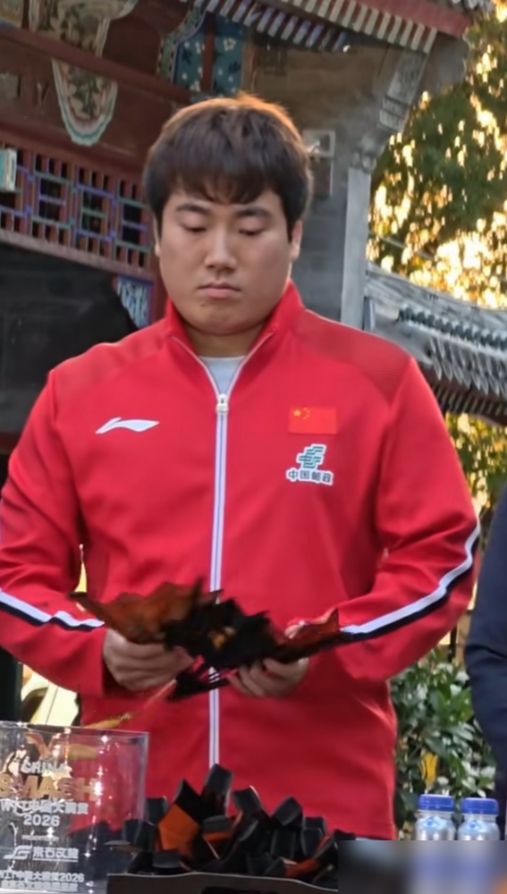 梁伟铿又换搭档了，这次直接带着胡珂源上场。镜头怼脸拍，两眼发直，胡茬都冒出来了。
王昶退赛，谢浩南顶上配王昶，梁伟铿这边领个新人。国羽男双最近折腾得厉害，名单一次一个样，今天这俩搭，明天那俩配。教练组说得挺明白：主力带新人，以赛代练，各自调状态。
可球是梁伟铿一个人在扛。场上喊战术的是他，丢分了