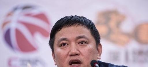 楼明一口气卖掉赵嘉仁和布朗，转头却把胡金秋的顶薪合同硬生生锁到了二零二九年
外界都笑广厦把自己卖成了超市，主教练王博转头就撂下一句狠话，新赛季只要总冠军
这步棋走得实在太险
孙铭徽手里还剩两年顶薪，朱俊龙续了三年，哪怕休赛期别的球队把胡金秋问了个遍，广厦也是咬死了不放
可轮换阵容全拆了，光留一副骨架