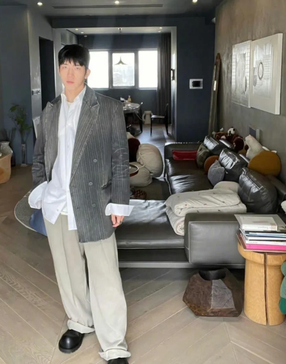 白敬亭说，第一次去井柏然家，被吓到了。家里没有吊灯，乌区麻黑，何炅说就像雾霾天。井柏然嘴硬，说家里亮睡不着。结果他为了刘雯改了灯。


这可不是段子，是白敬亭和何炅在《拜托了冰箱》里亲口爆的料。一个把全屋刷成水泥灰、为了防尘给墙面刷七遍密封胶的人，一个曾在采访里笃定地说“太亮了我睡不着”的人，为了另