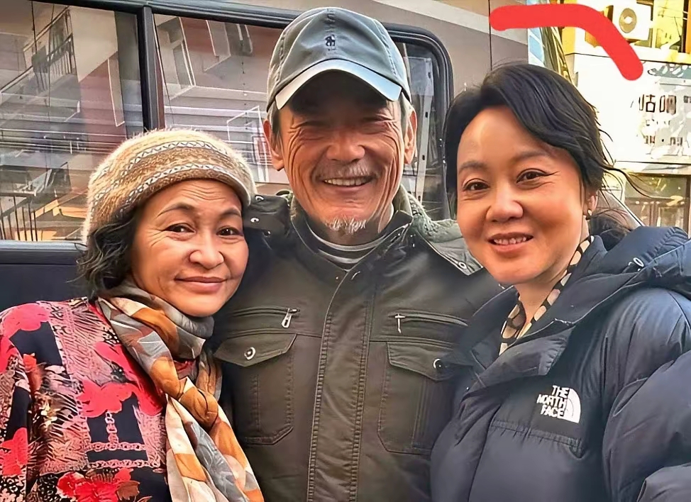 戏里的一家人同框啦！闫妮气质温柔大方，两位前辈慈祥亲切。一部好剧离不开每位演员的用心，这样温馨的画面很难得。