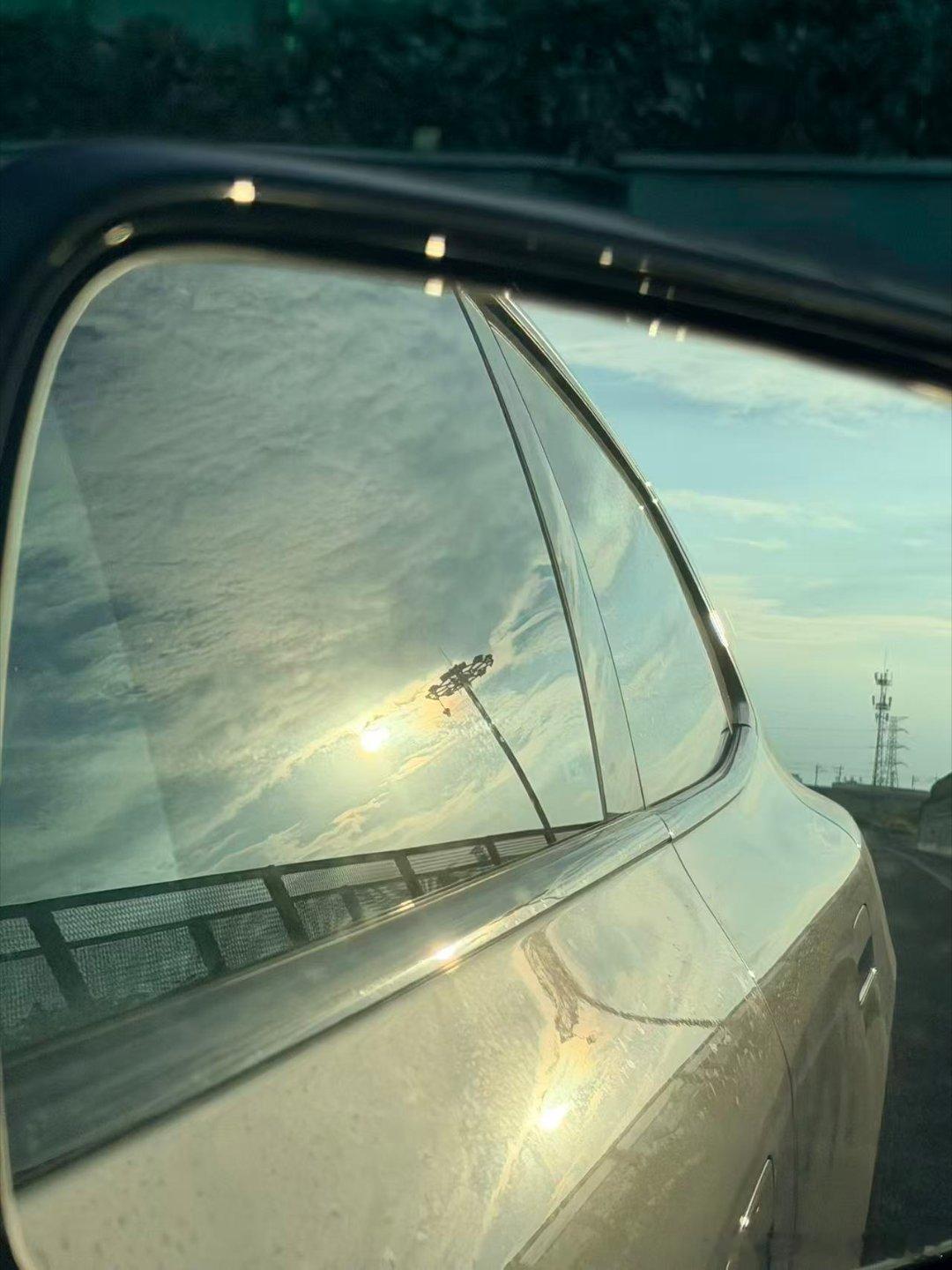 开深蓝S05跑了趟秋游，避开了景区人挤人的路线，一路向北进山。
说实话出发前有点忐忑，毕竟电车跑长途，心里没底。结果跑下来比想象中省心——沿途充电桩挺好找的，扫码插枪，等个二十分钟，刷会儿手机就完事，基本没为续航操过心。
车里倒是意外地舒服。配色不是那种张扬的，看着顺眼，方向盘摸着也 ​