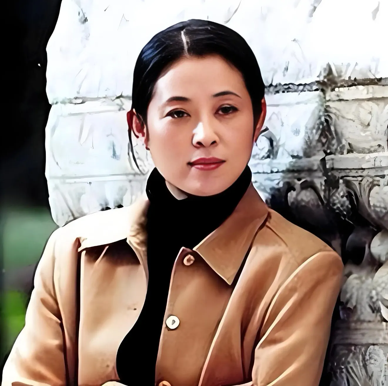 朱迅青岛登高，一句话揭开倪萍的温柔习惯

10月16日，朱迅现身青岛崂山重阳登高活动。她驻足巨型寿字石刻前，又尝了一口王哥庄大馒头，轻声感叹：真精致。

更动人的，是她提起倪萍。原来，倪萍每年都会从王哥庄采购馒头，寄给远方的朋友。当年敬一丹随口说爱吃馒头，倪萍便记在心里，年年托老家亲戚用老面、柴火锅