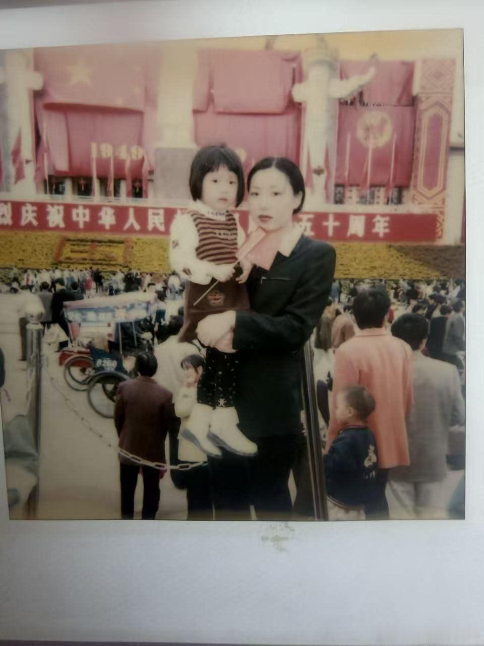 幺儿：今天是2026年10月1日，是国庆节，也是我幺儿离开妈妈的845天😭😭😭
满城红旗飘扬，到处都是热闹喜庆的气息，别人都在过节，只有妈妈是在过“劫”，甚至妈妈都忘了今天就是国庆节，我还以为是明天…..
翻出这张1999年的旧照片，那一年建国五十周年，我怀里抱着小小的你，你手里还紧紧攥着一 ​