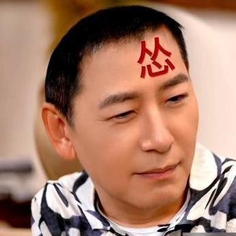 56岁的周杰已经整整十年没在天黑后正经吃过一顿晚饭，这种对自己下死手的狠劲，换谁看都觉得不可思议。
早上啃个果子，中午一顿饭，到了晚上全凭一口气硬撑着。
无妻无子，守着东北那一千多亩黑土地，成天跟泥巴、稻谷打交道，身上早就没了半点当年大红大紫的影子。
不少人总以为他是混不下去了才退圈，其实根本