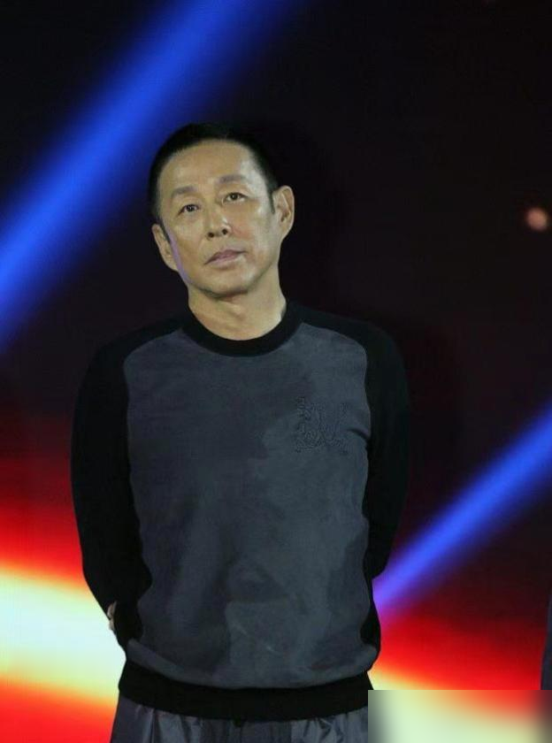 陈道明当众扔了颗雷，说巩俐今晚三任丈夫到齐了。葛优在台上直接愣住，问谁啊。陈道明笑着数：姜文、你、我。台下巩俐先是一惊，接着从容一笑。
这不是临时起意，提词器上早写好了。姜文是《红高粱》里的丈夫，葛优是《活着》里的，陈道明是《归来》里的。三个男人，隔着三十年，在同一个女人身上演透了不同年代的夫妻。