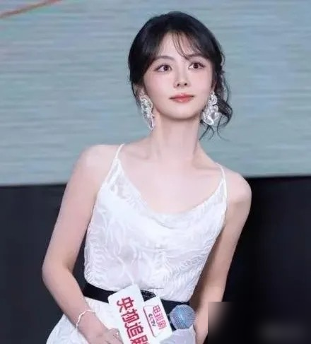 谭松韵当众塞给刘美含一本《新华字典》，全场愣了一秒，接着笑翻了。
不是开玩笑，是真字典。她递过去还补了句：吕蕺儿，回去多认几个字。
刘美含在《兰香如故》里演丫鬟吕蕺儿，名字里的蕺就是鱼腥草。角色不识字，看错账册、误判局势，差点把命搭进去。
戏里兰香从主母杖下救过她，她后来脱下花魁衣服帮兰香逃出