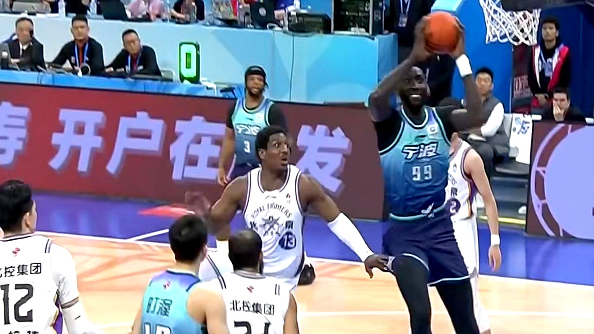 CBA一夜收官，把人看懵了。    4月24日常规赛第42轮：上海94...