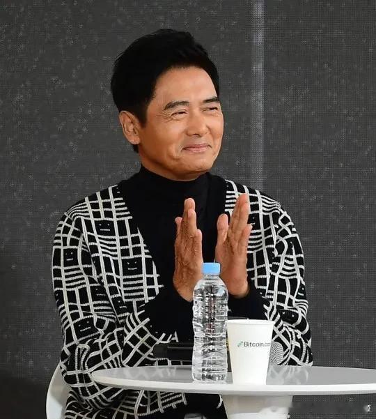 71岁的周润发在香港山上跑步时被路人偶遇了，只见他穿着一身黑色的运动装，跑得满头大汗 ​