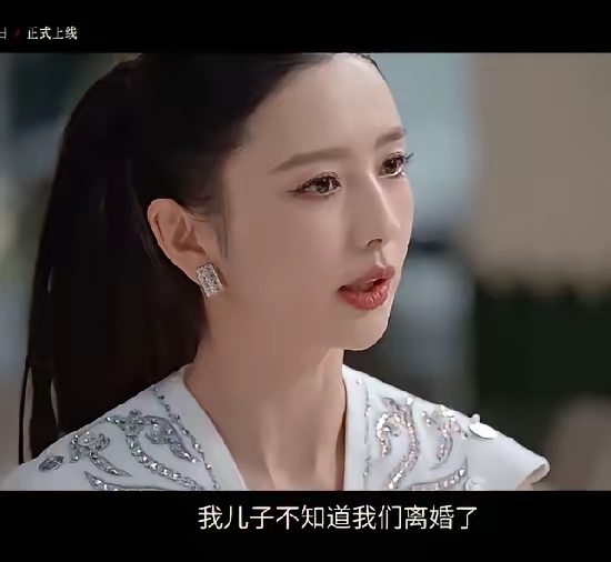 近日，佟丽娅做客鲁豫访谈《热浪之外2026》，佟丽娅在采访中坦言，她和陈思诚早已官宣离婚，但十岁的儿子朵朵，至今都不知道父母已经分开。

两人2021年和平官宣离婚，没有撕破脸的争吵，没有互耗的拉扯，走出了最体面的离异夫妻相处模式。

离婚五年，他们从未缺席孩子的成长，始终默契配合、温柔演戏，在孩子
