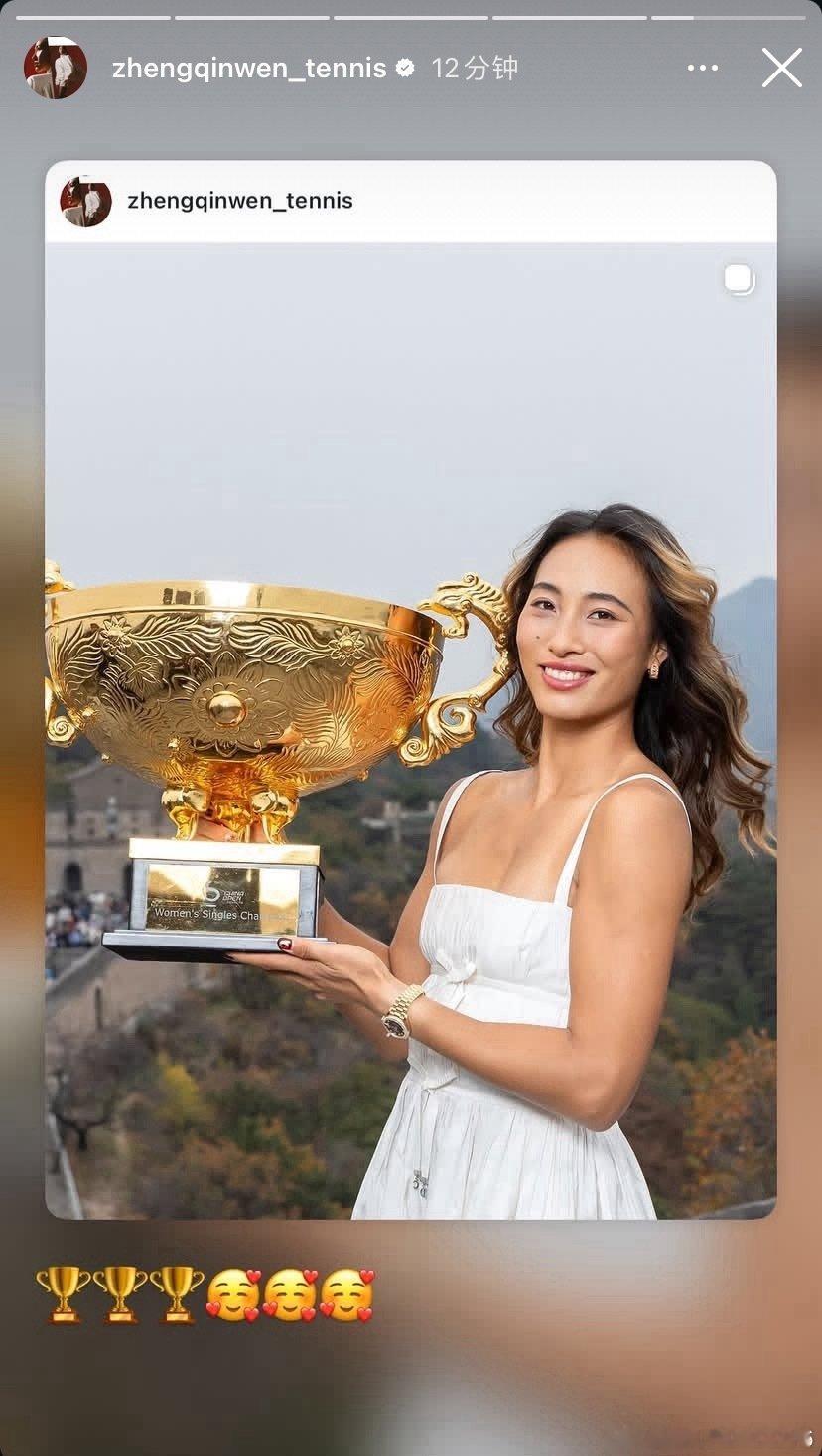 钦文更新ig没多久，一些wta女孩就飞速点赞了[doge]
萨巴伦卡，博尔特，奥索里奥，科斯秋克，科恰雷托，还有des也点赞了！playsbox和大富测评巧克力，然后看你文偶然入镜招呼她过来的那位
WTA速速跟着更新[doge]你们冲浪速度还挺快啊[doge]
大家都觉得钦文长城上冠军写真很美对吧[doge]
#郑钦文[超话]# ​