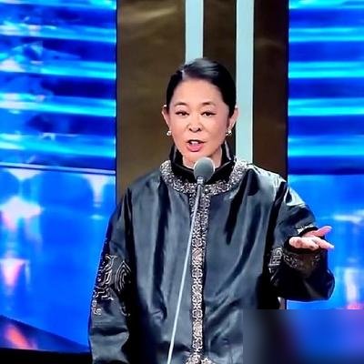 64岁的倪萍，戴着一口假牙去演刘姥姥。镜头怼到脸上，皱纹、眼袋、松垮的皮肉，全给你看。别的女明星还在跟少女感死磕，她直接把“老”甩在台面上。走路撇着腿，说话漏着风，眼神里全是底层人的算计和心酸。没人觉得丑，只觉得真。观众不傻，医美脸看多了会腻，扎实的演技才扛得住特写。她去看蔡磊，去山东主持春晚，活得