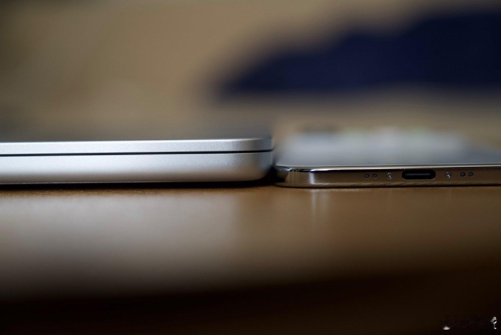 MacBook Air vs iPhone Air ​