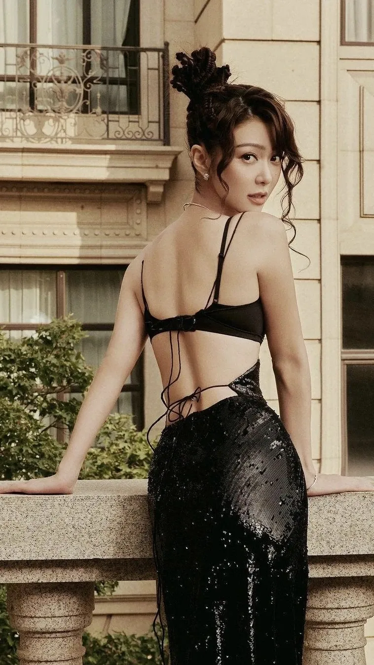 薛凯琪高清美照｜优雅躺卧在复古床上，感受时光的静谧、😜＃