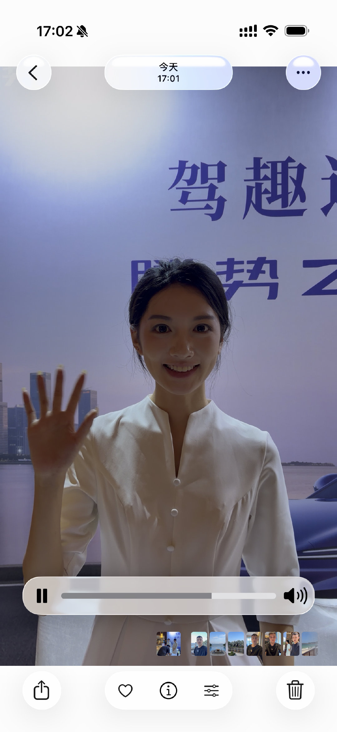 下楼开个会，准备稍后拍个1300块一晚酒店的自助餐Vlog，刚才特地绕路过去大堂，帮大家再拍一段喜欢看的腾势小姐姐[老师好]

出门在外只要我不要脸，就没人能阻拦我，反正也没人认识我[老师好] ​