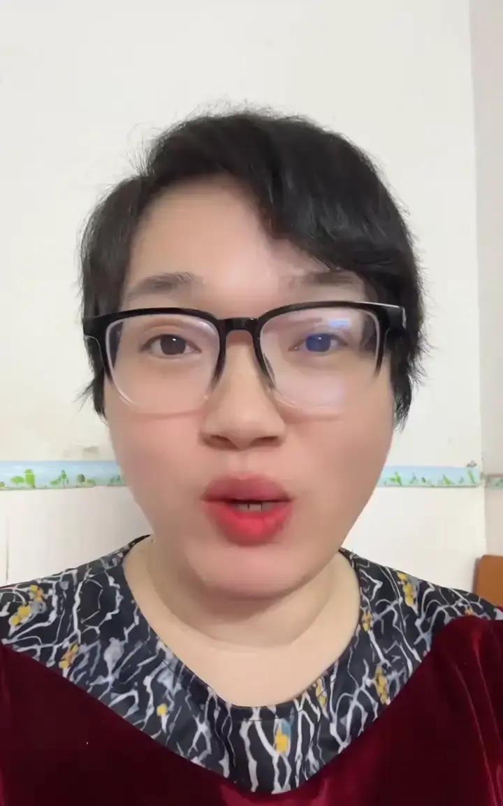 新乡火车站那部电梯贴着维修条十几年没动，我去年腊月拖着箱子爬楼差点闪腰...